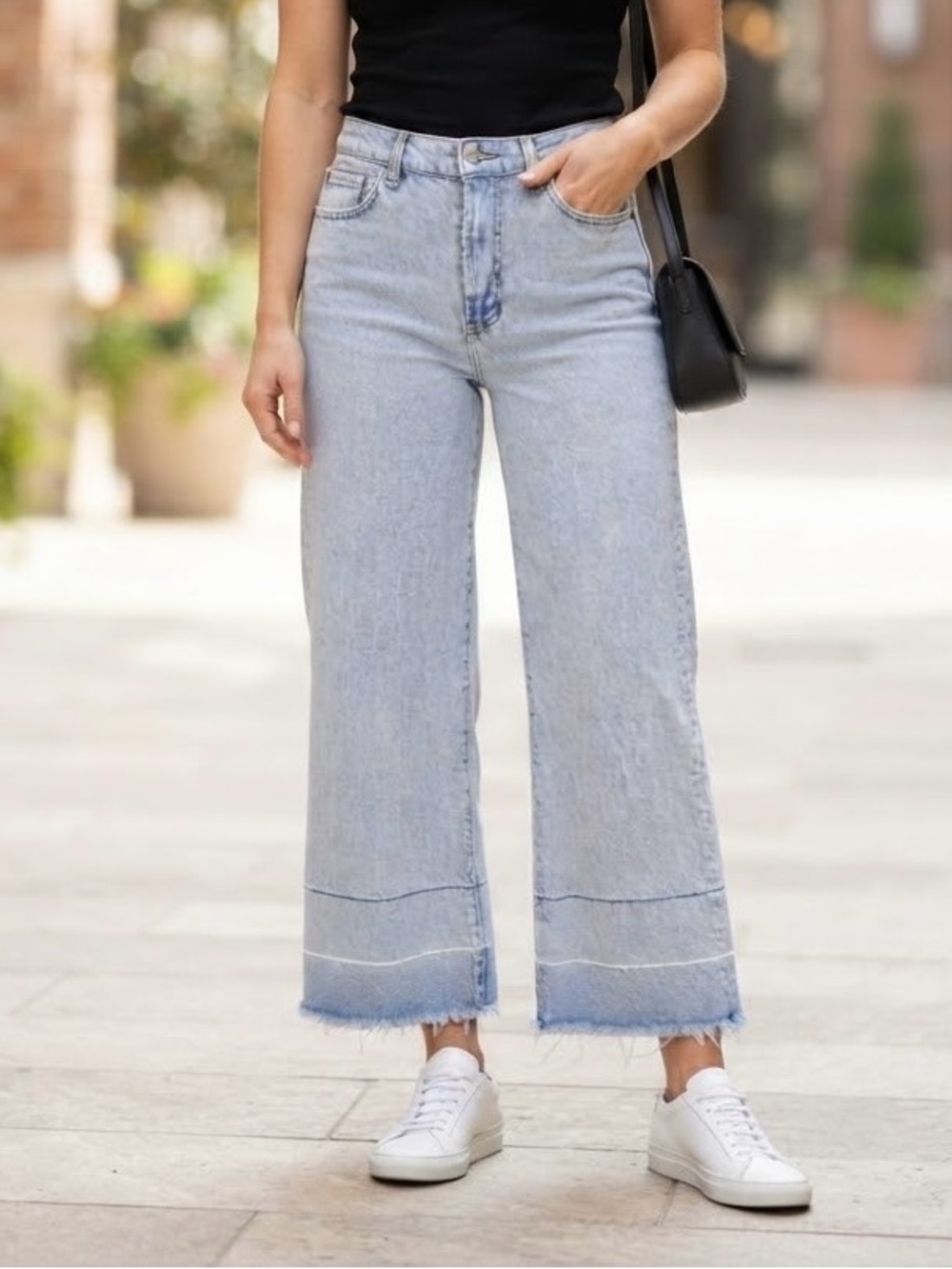 HABITUAL Light Wash Wide Leg Raw Hem Cropped Jeans Size 6 / 28